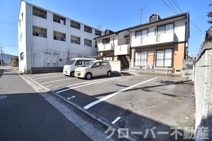 物件外観写真2　(駐車場)