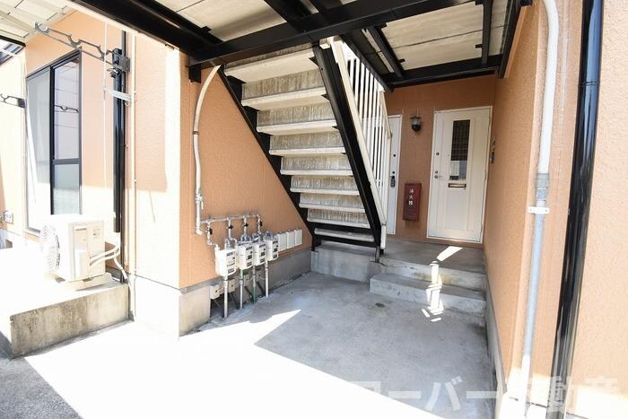 物件外観写真4　(共用階段)