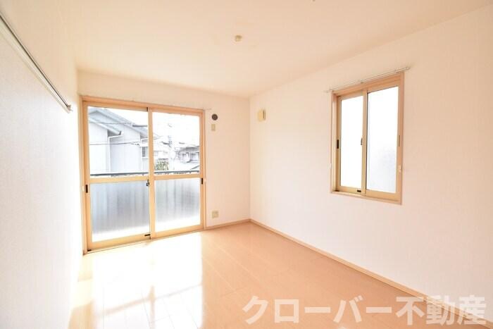 物件内観写真6　(南西洋室６帖)