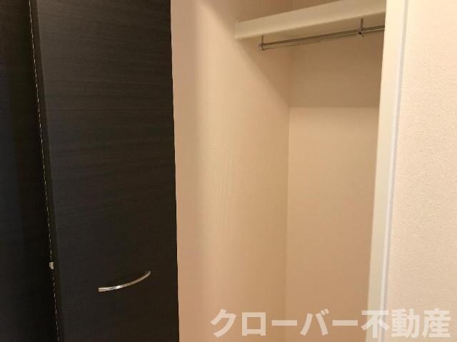 物件内観写真17　(廊下の収納)