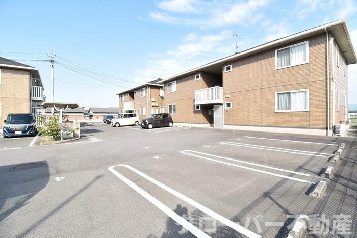 物件外観写真2　(駐車場)