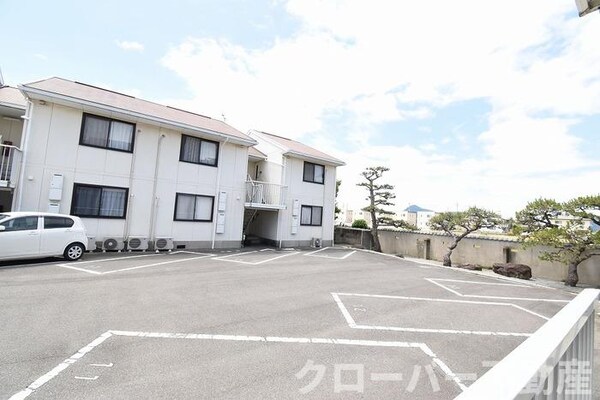 エントランス(駐車場)