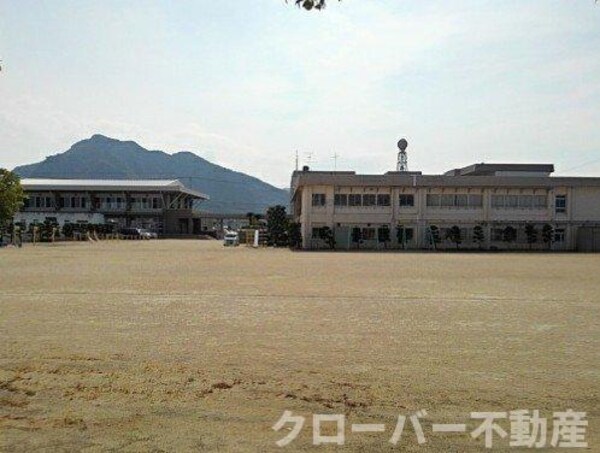 周辺環境(多度津町立四箇小学校まで650m)