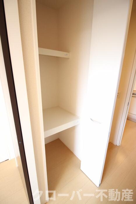 物件内観写真11　(階段収納)