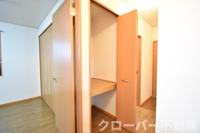 物件内観写真16　(物入（廊下）)