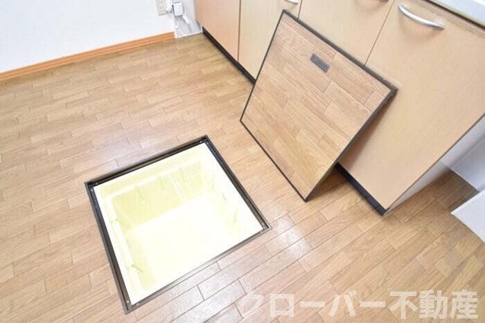 物件内観写真23　(床下収納)