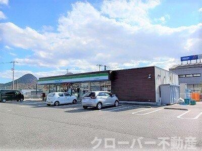 物件外観写真2　(ファミリーマート国分店さんまで500m)