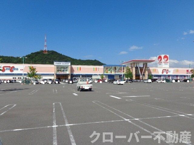 物件外観写真4　(マルナカスーパーセンター宇多津店まで697ｍ)