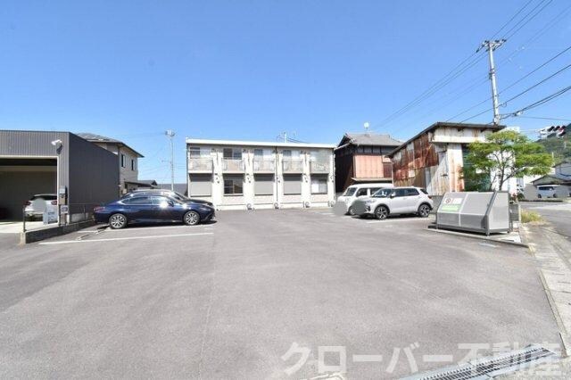 物件外観写真2　(駐車場)