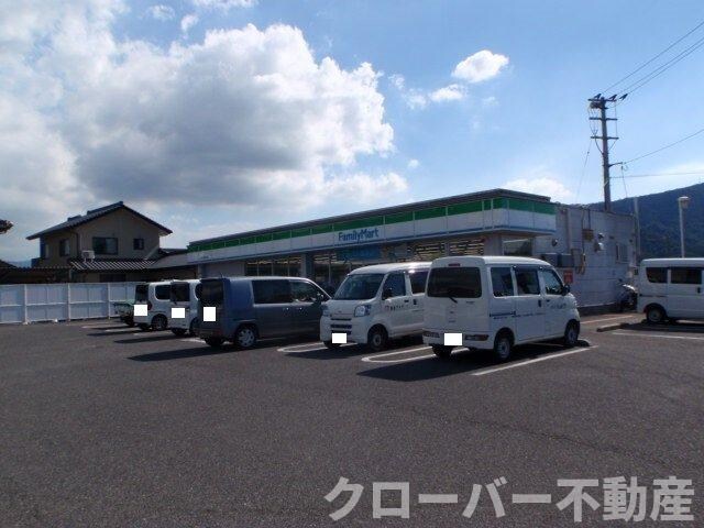 物件外観写真3　(ファミマまんのう町公文店まで750m)