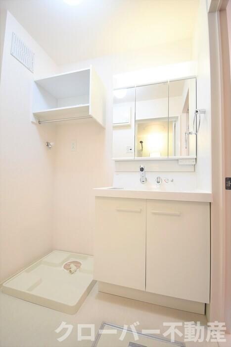 物件内観写真8　(洗髪洗面化粧台・室内洗濯機置場)