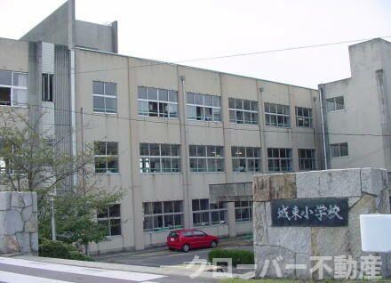 物件外観写真8　(丸亀市立城東小学校まで1,927ｍ)