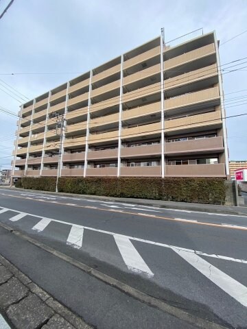 物件外観写真1　(物件の外観です。隣に100円ショップダイソーがあります。)