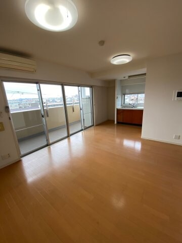 物件内観写真5　(広々としたリビング)