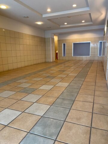 物件外観写真3　(落ち着いたエントランスです)