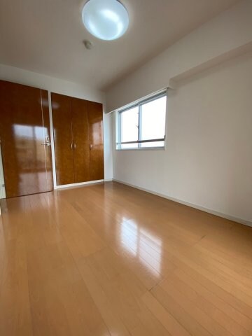 物件内観写真8　(6帖の洋室。クローゼット付きです。)