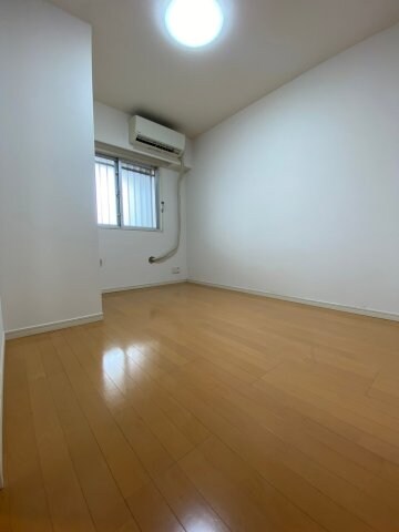 物件内観写真10　(5帖洋室。コンパクトで使いやすい洋室です)