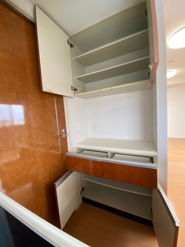 物件内観写真14　(キッチンには大きなスペースがあり、収納には困りません)