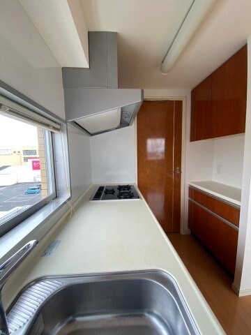 物件内観写真15　(棚もあり、キッチン下にも収納あります。食器洗浄乾燥機、浄水器)