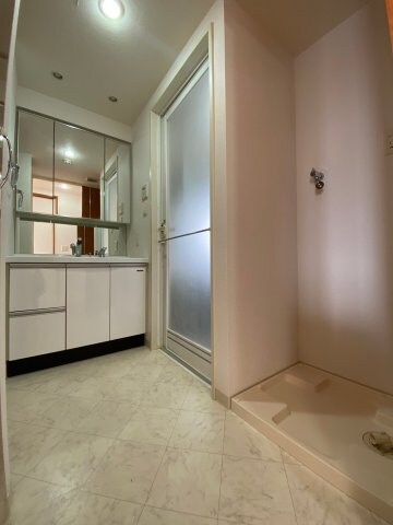 物件内観写真17　(コンパクトで使いやすい洗面所。鏡も開けると収納になっています)