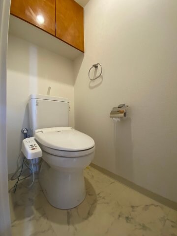 物件内観写真18　(コンパクトで使いやすいトイレです。温水洗浄便座付き)