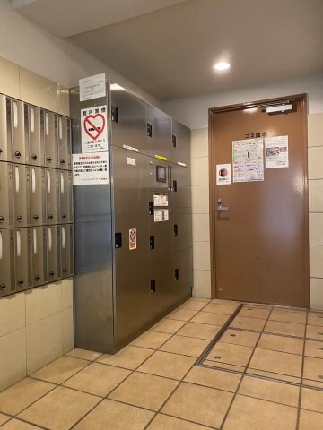 物件内観写真25　(エントランス脇に宅配ボックスあり。)