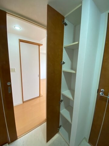 物件内観写真28　(洗面所内、小物を収納するのに便利です)