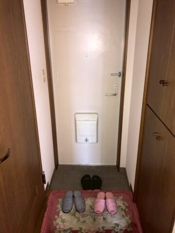 物件内観写真10　(玄関脇にはたっぷり収納シューズボックス♪)