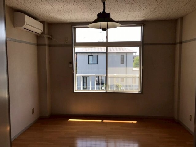 物件内観写真3　(南向きで日当たり良好♪)