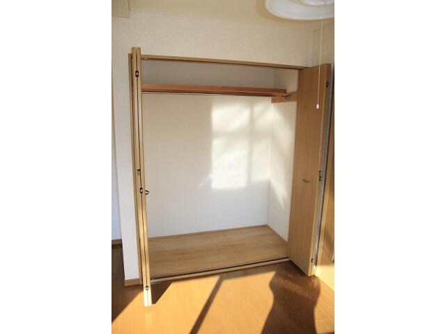物件内観写真9　(広々クローゼット)