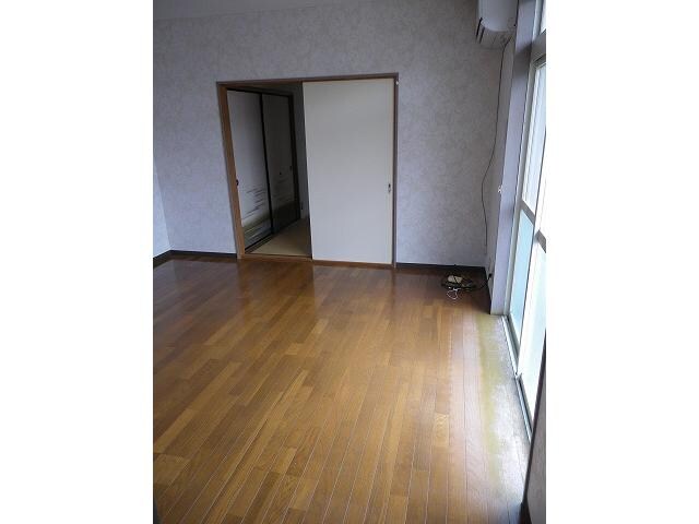 物件内観写真5　(南向きで陽当たり良好♪)