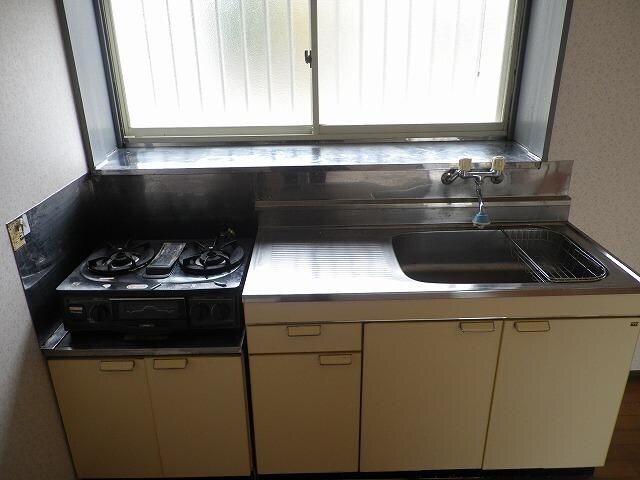 物件内観写真8　(キッチン前に窓♪)