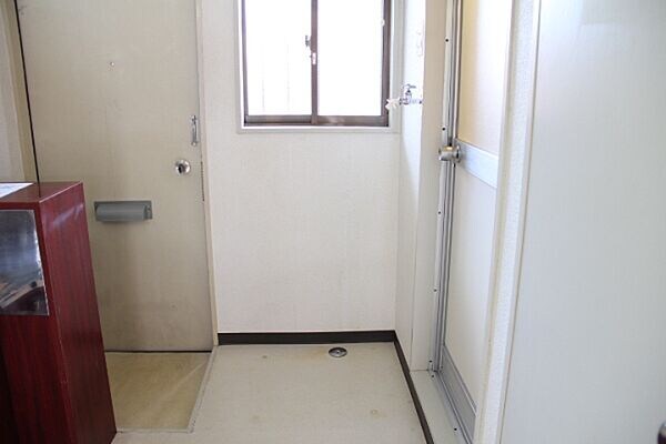 物件内観写真2　(ゆったりとした玄関です)