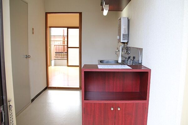 物件内観写真3　(明るい玄関です)