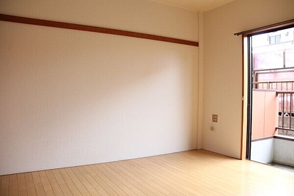 物件内観写真5　(使いやすいリビングです)