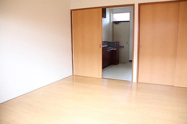 物件内観写真6　(ゆったりとした居間です)