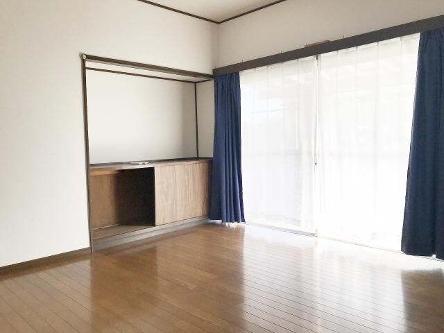 物件内観写真4　(ゆったりとした居間です)