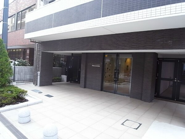 エントランス(見学予約受け付け中。設備充実のハイグレード賃貸マンションです)
