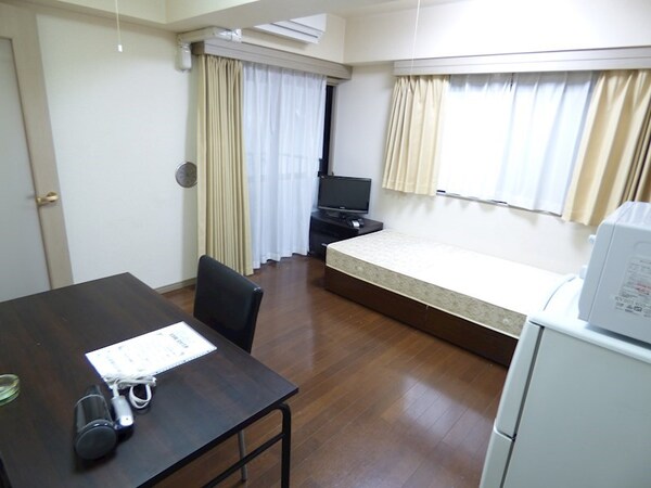 寝室(弊社は都内全域の家具家電付き物件をご紹介可能です。)