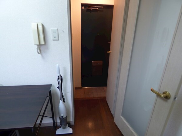 玄関(弊社は都内全域の家具家電付き物件をご紹介可能です。)