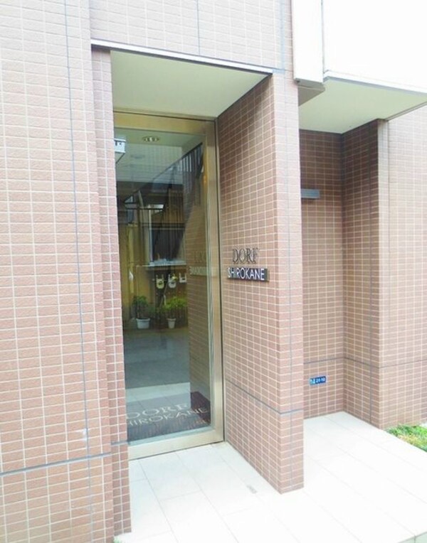 エントランス(近くには公園や商業施設も豊富！！)