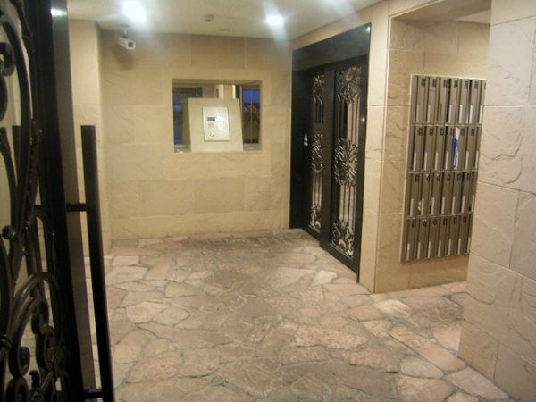 物件外観写真3　(～広々としたロビー～)