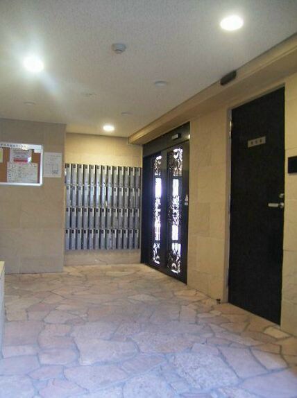 物件外観写真6　(～広々としたロビー～)