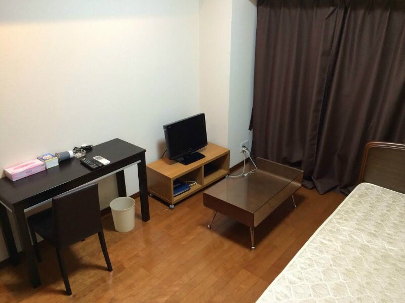 物件内観写真9　(家電・家具が1式揃っております。)