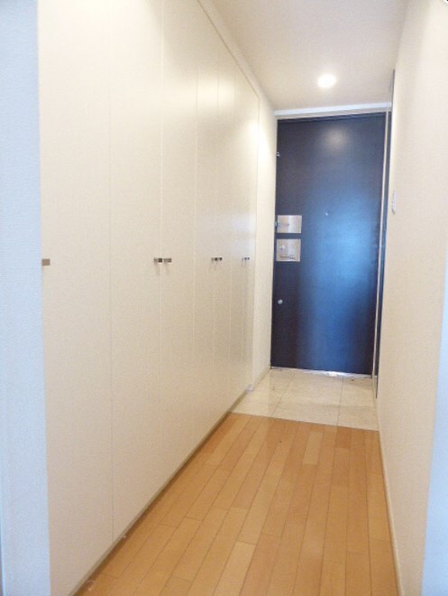 物件内観写真4　(～朝はキレイな玄関から～)