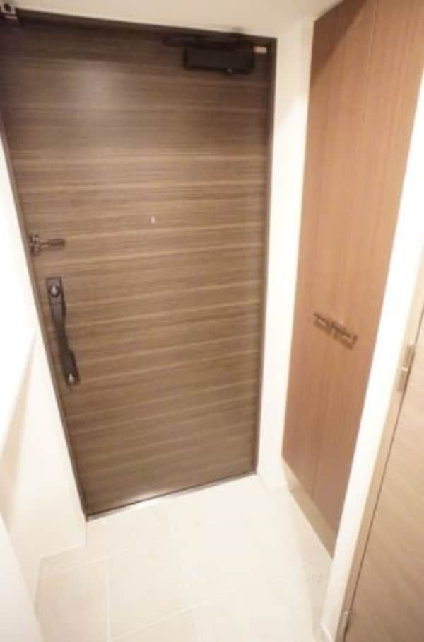 玄関(家具家電が付いております。)