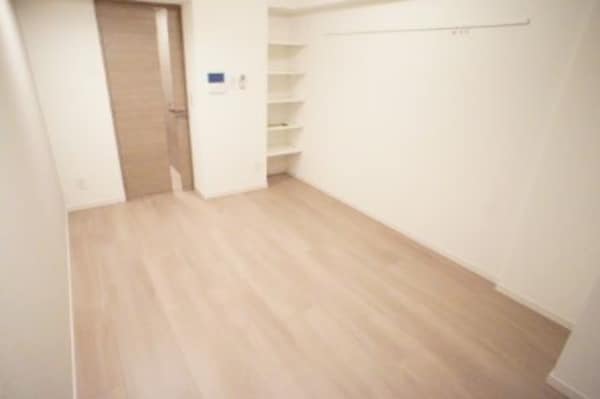 寝室(家具家電が付いております。)