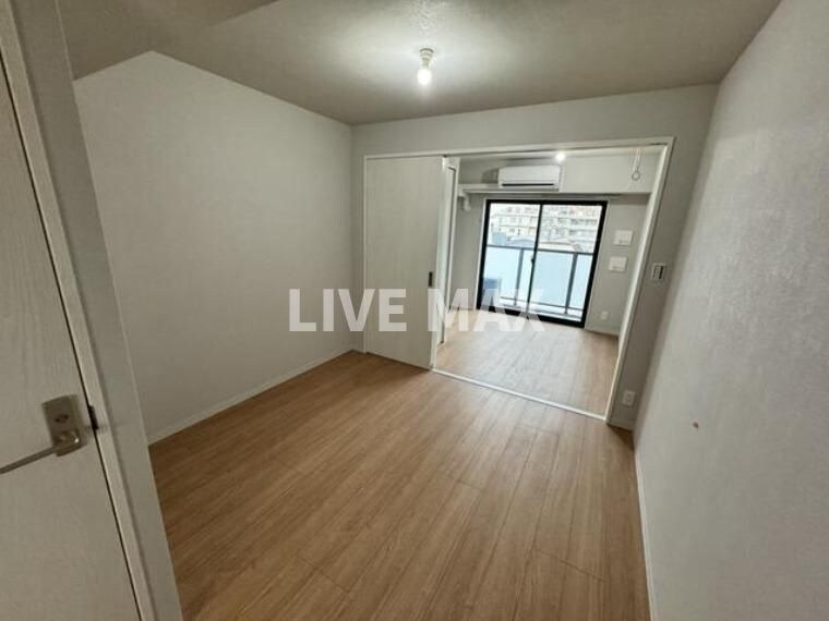 物件内観写真5　(※別号室のため室内フローリング等配色が異なります。)