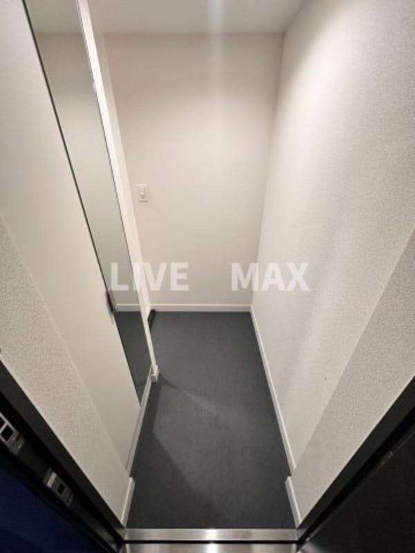 玄関(※モデルルーム写真使用。実際は家具家電は付きません。)