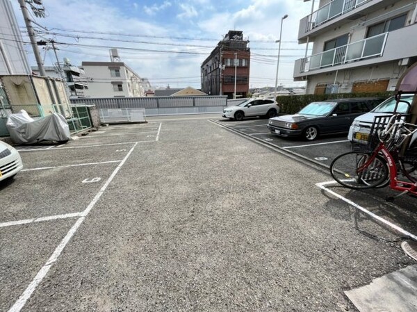 駐車場(駐車場があるので、車を買う予定の方も安心です)